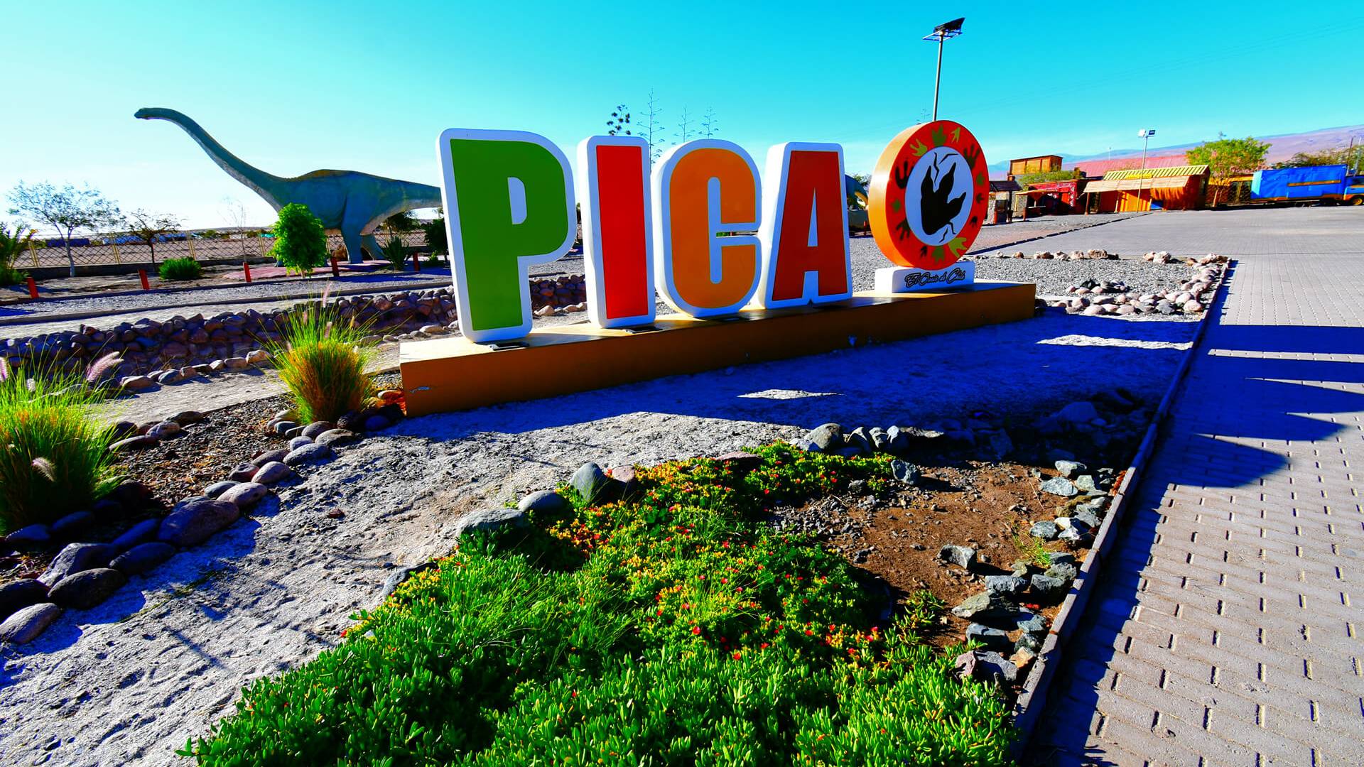 Letras gigantes de Pica en la entrada del oasis, símbolo turístico de la comuna
