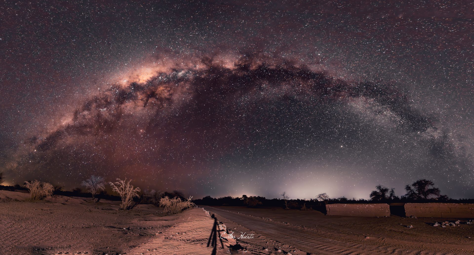 Cielo nocturno estrellado sobre el oasis de Pica